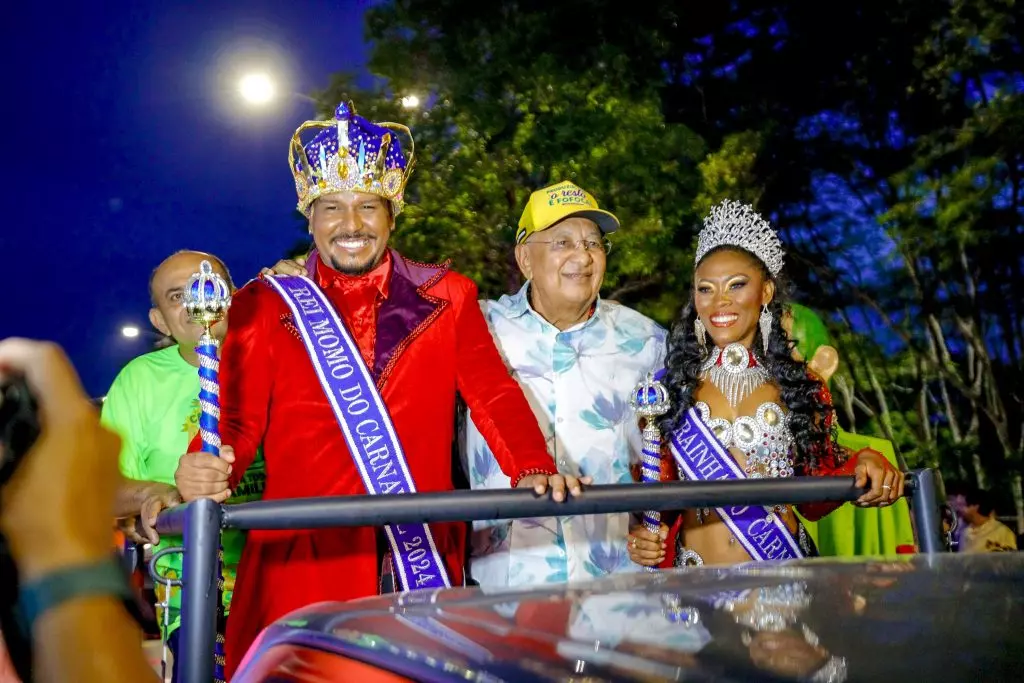 Muitos Foliões lotam avenida Raul Lopes no Corso de Teresina 2024